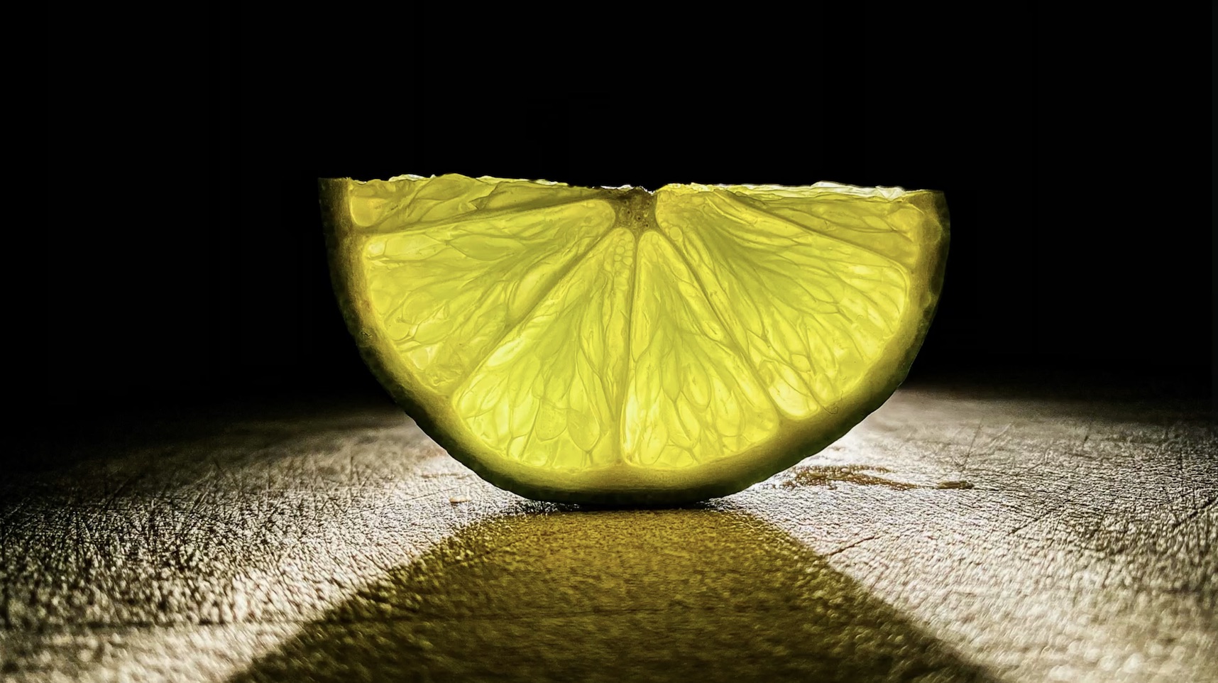 Lime picture with a variety of depth clues